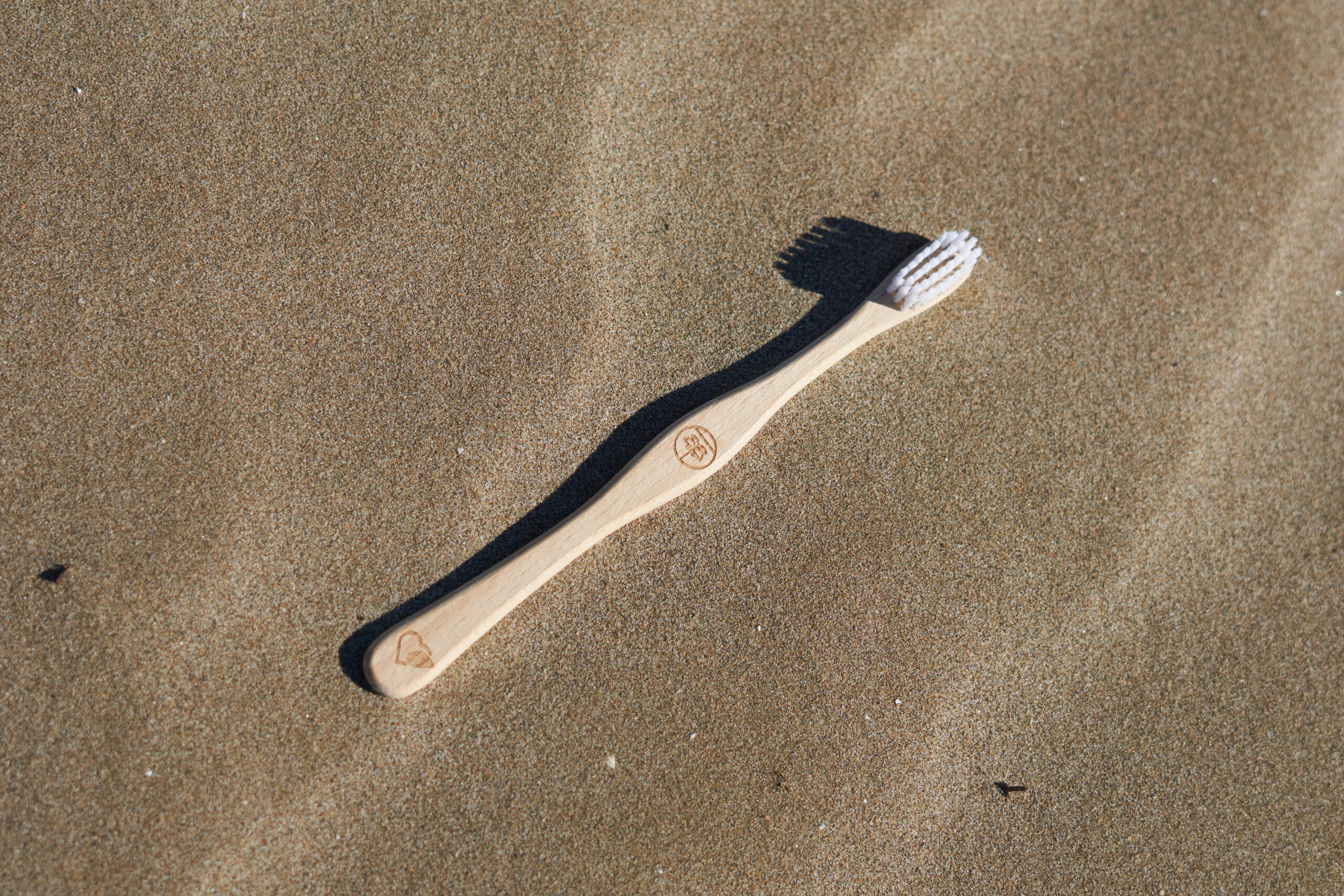 brosse à dents dans le sable